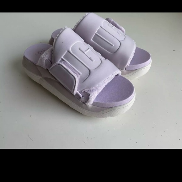Cute comfy Ugg sliders! - Picture 3 of 9